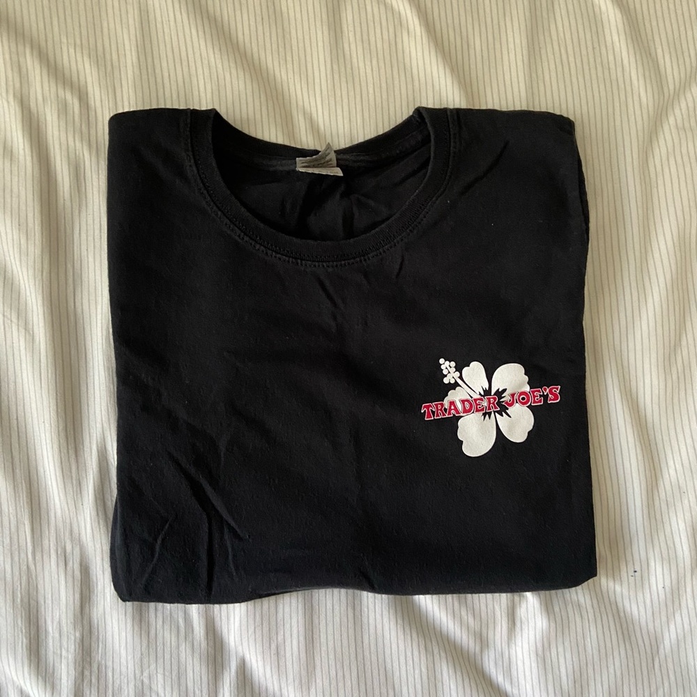 WOMENS TRADER JOES BLACK TSHIRT SIZE SMALL